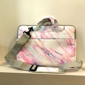 Laptop bag in white and pink marble print